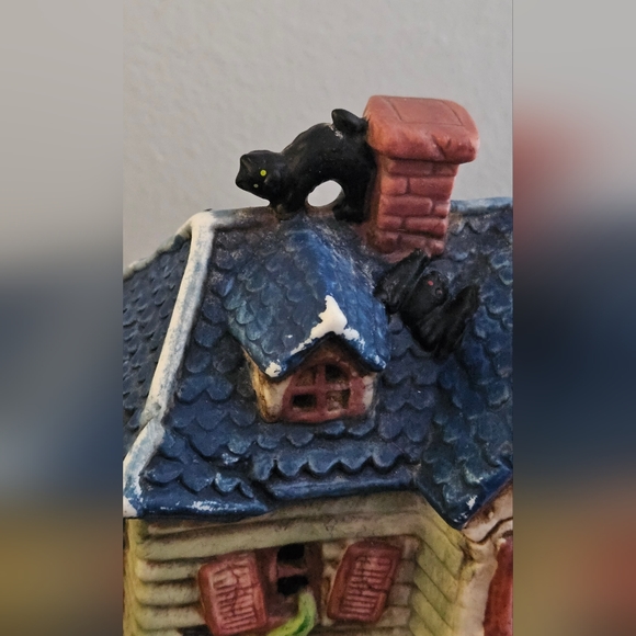 Light-Up Haunted House Halloween Decor - Picture 12 of 12